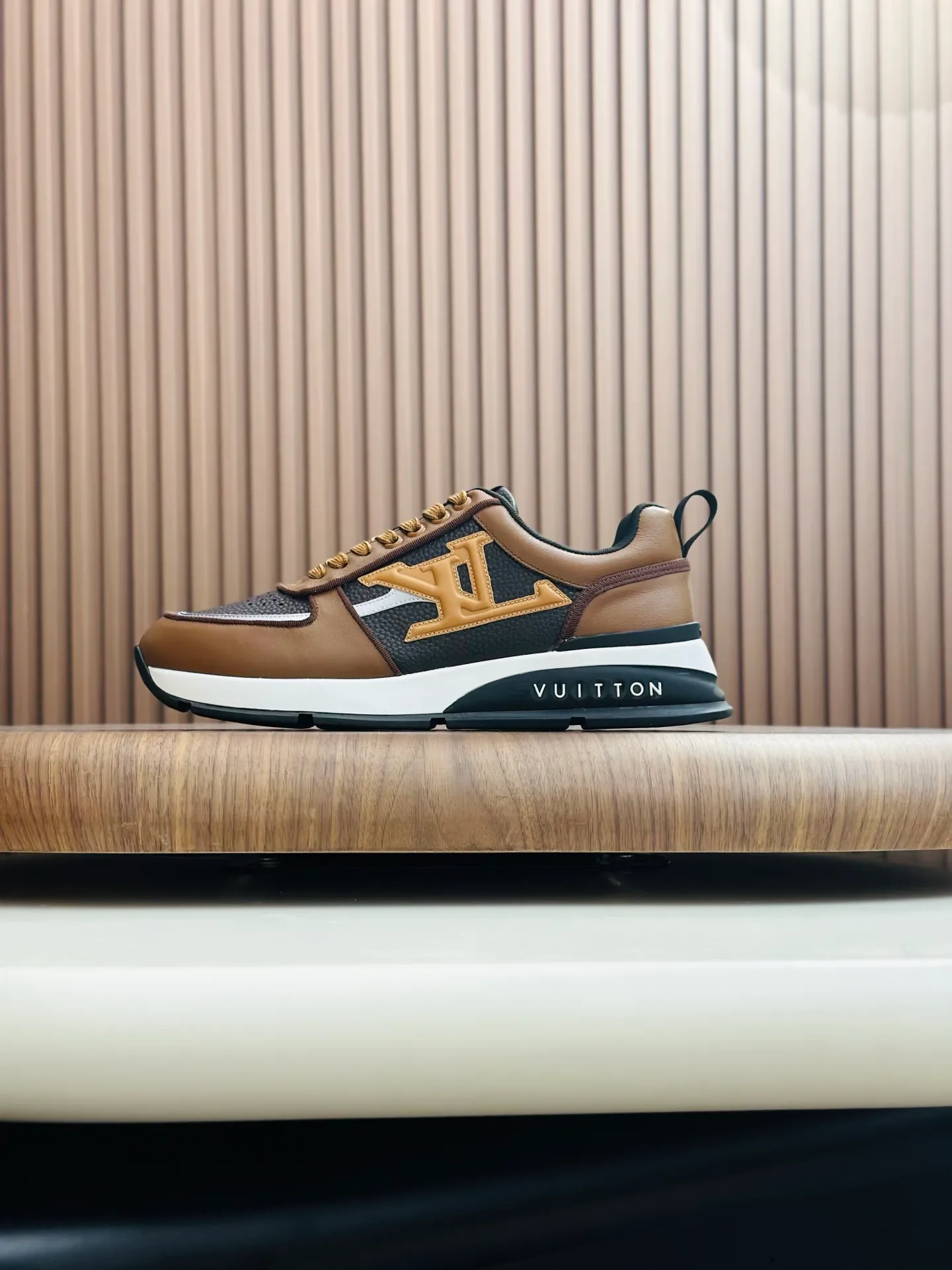 [L Family] Top P: 840💰 Size: 39-44 (38.45 can be customized) Lujia new color matching men's 🧍‍♂️trainer sneakers, this LV Trainer sneaker is made of soft grained calfskin, showing pure colors, the brand was born in 1854, the designer's handwritten brand logo is embellished on one side, virgil Designed by abloh himself, it is a very commemorative sneaker, the new LV Louis Vuitton trainer sneaker low casual sports culture versatile basketball shoes